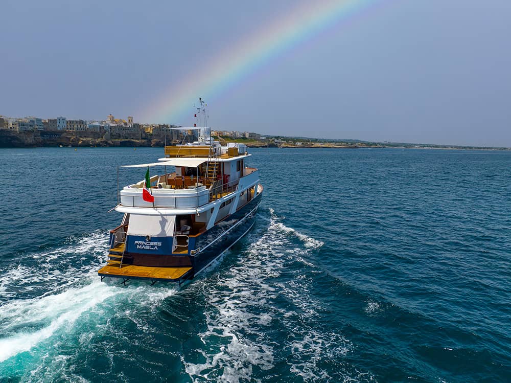 Escursione in mare come turismo esperienziale dopo un destination wedding