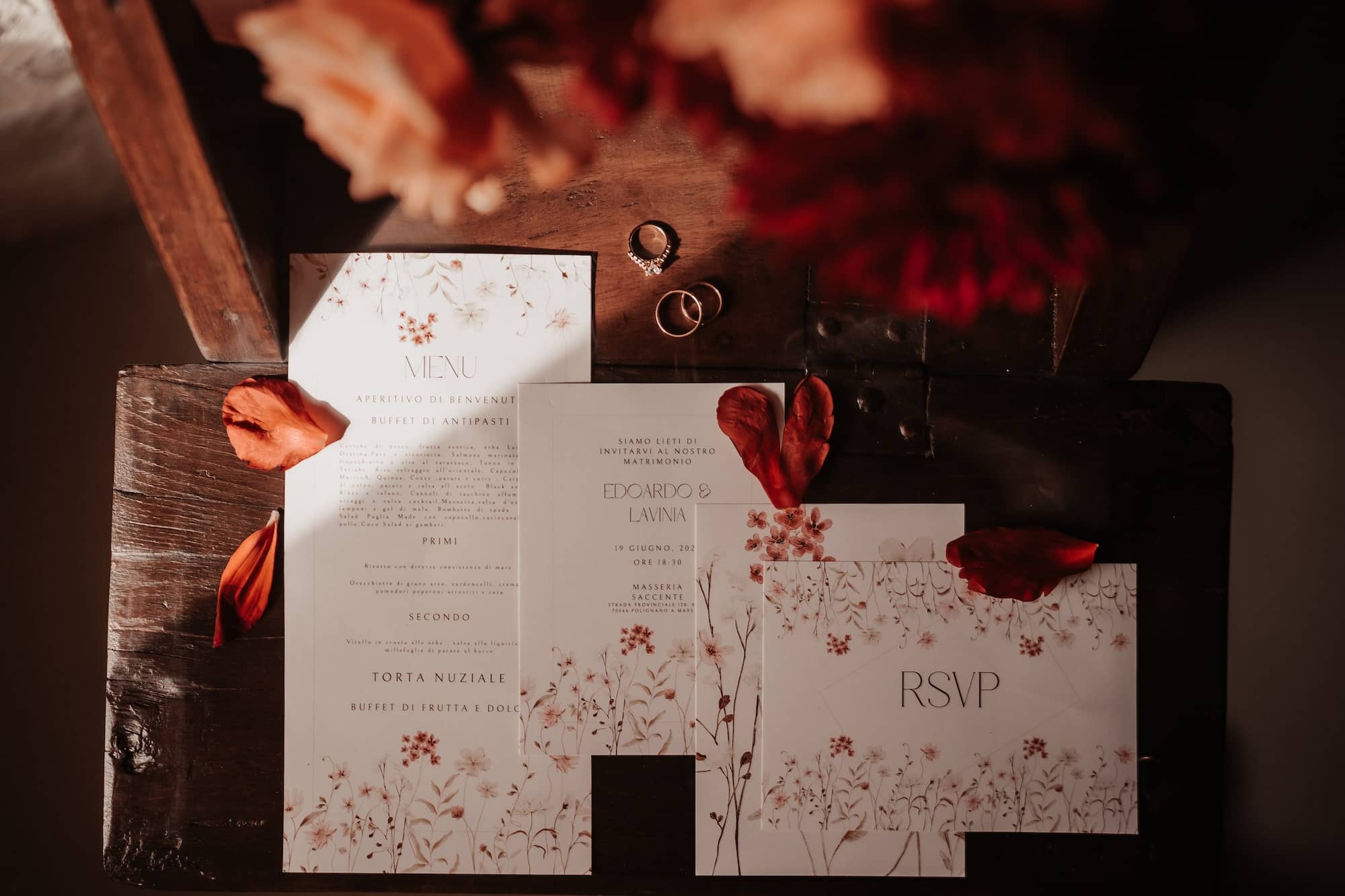 Inviti personalizzati, segnaposto artigianali, fiori di campo: dettagli eleganti per un matrimonio in Puglia