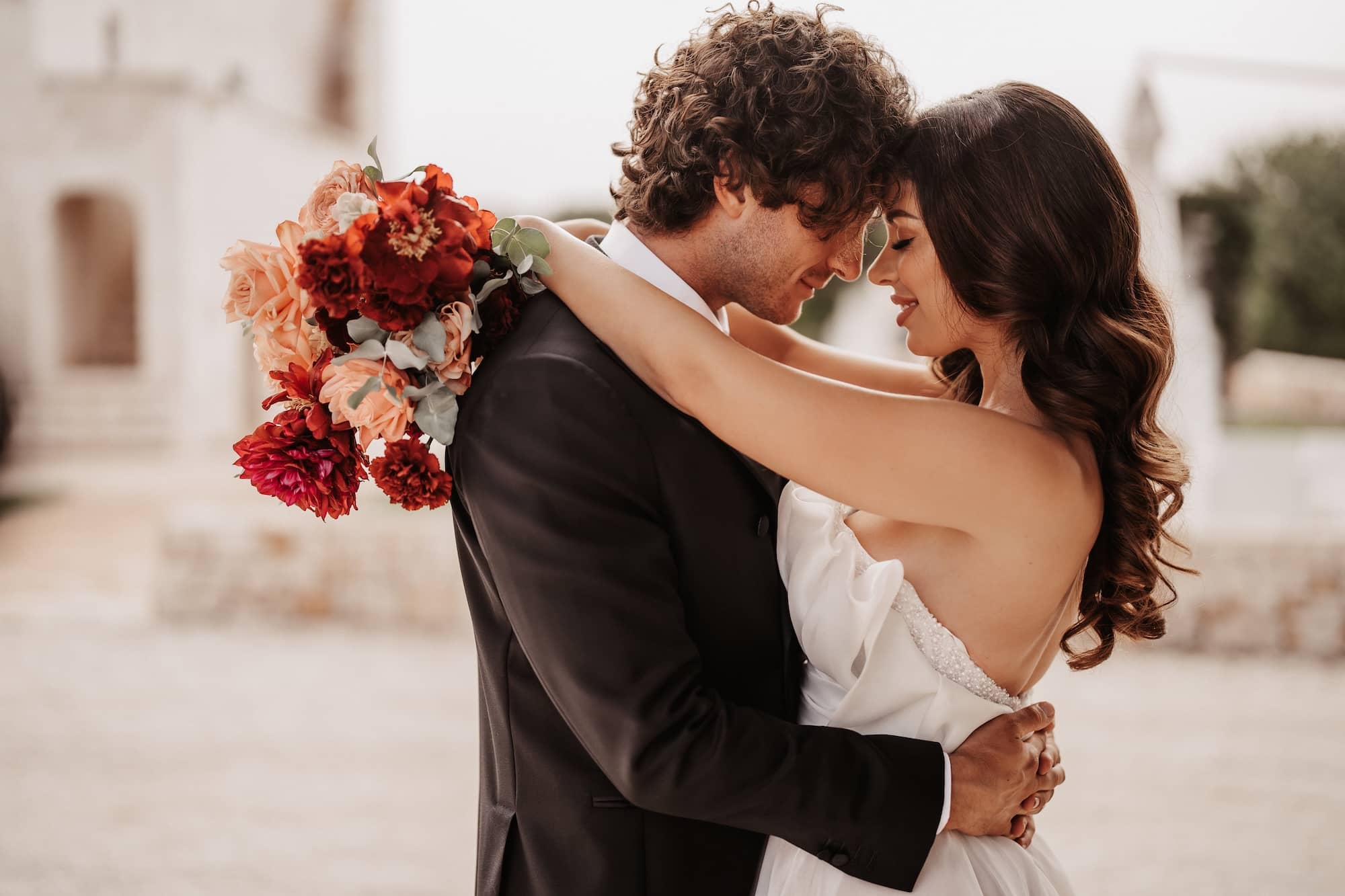 Sposi felici al loro matrimonio organizzato da un wedding planner in Puglia