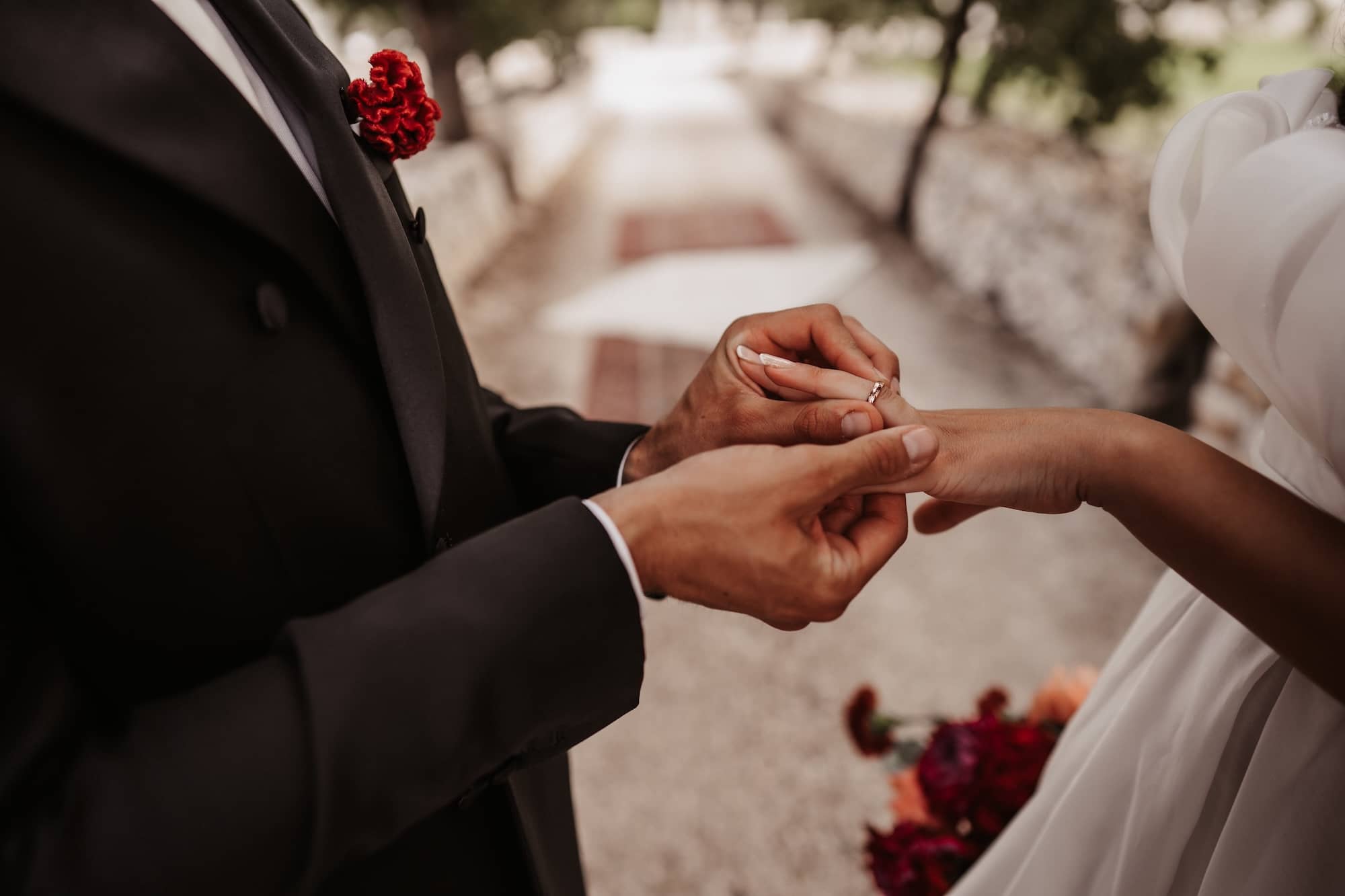 Cerimonia di matrimonio all’aperto in una masseria pugliese, esempio di destination wedding