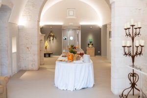 Banchetto elegante con catering pugliese in masseria