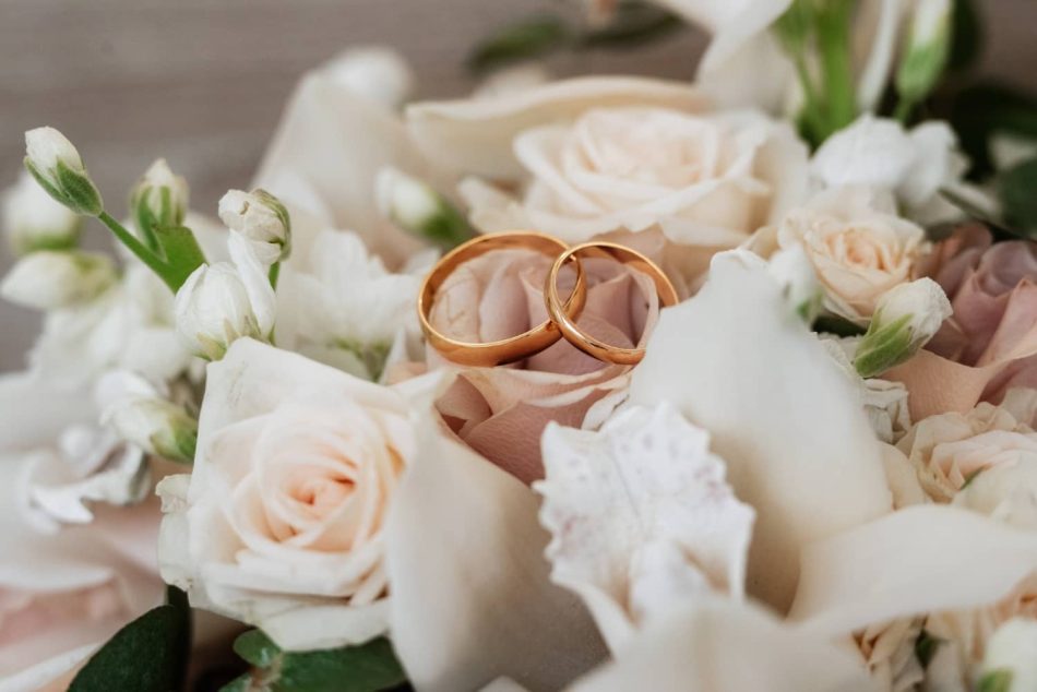 Tendenze matrimonio 2025: colori, fiori e bomboniere per nozze da sogno